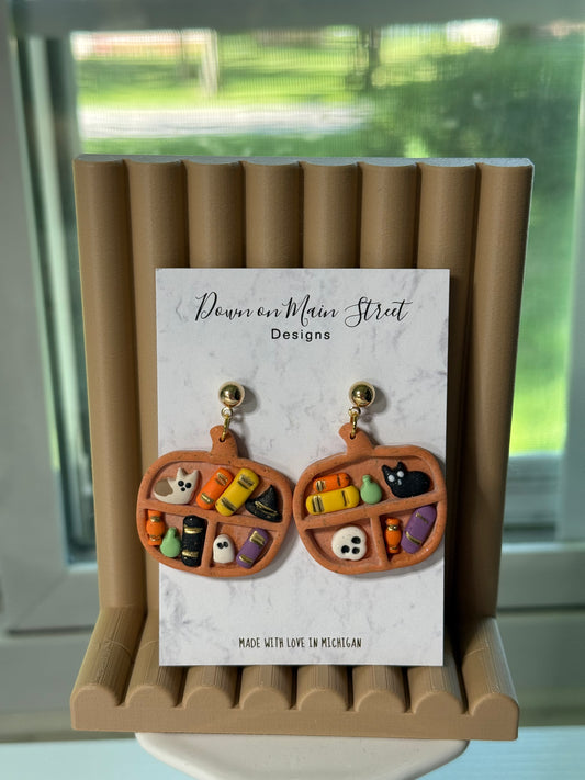 Bookshelves-pumpkins